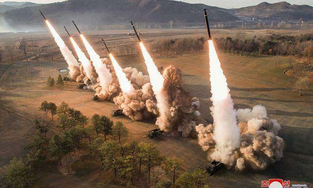 Dieses am 18. März von der staatlichen nordkoreanischen Nachrichtenagentur KCNA veröffentlichte Bild soll den Abschuss mehrere Interkontinentalraketen bei einer Übung zeigen.