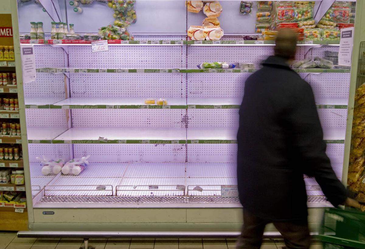 In vielen süditalienischen Supermärkten stehen die Regale leer, Tonnen verderblicher Lebensmittel können nicht zugestellt werden.