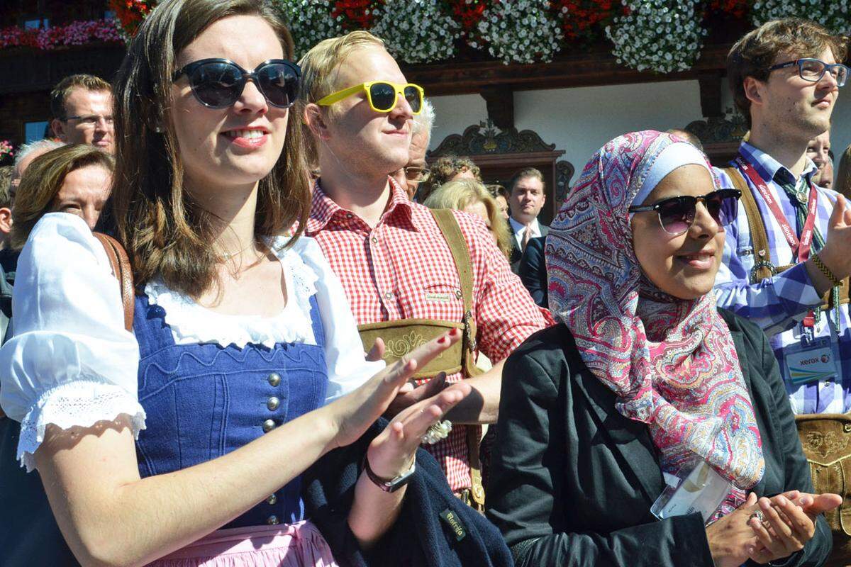 Zuletzt freut sich Fischler selbst über den "Freudentag" - und nimmt sich vor allem der jungen Gäste an. "Ich freue mich, dass an die 700 Studierende hier sind. Das lässt Alpbach in einem ganz besonderen Licht erstrahlen."