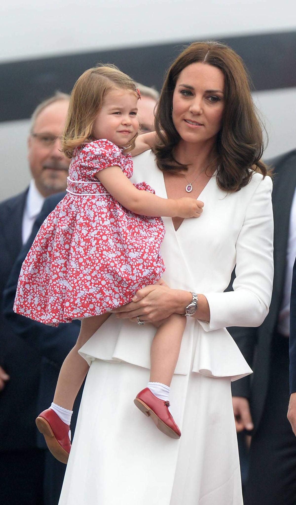 Diplomatisch im Doppelpack: In Rot und Weiß - den Landesfarben Polens - machte das Mutter-Tochter-Duo einen guten ersten Eindruck. Herzogin Kate kombinierte zu ihrem weißen Outfit von Alexander McQueen roten Schmuck.