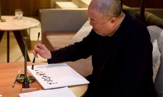 In Wien schrieb der chinesische Künstler Ai Weiwei „Freiheit“ für den Coverschriftzug auf einen Zeichenblock.