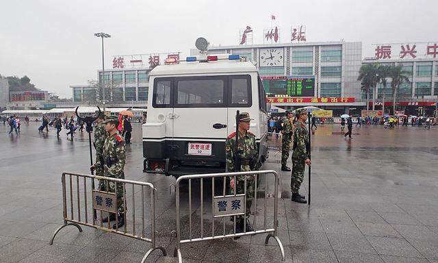 Polizisten vor dem Bahnhof in Guangzhou.