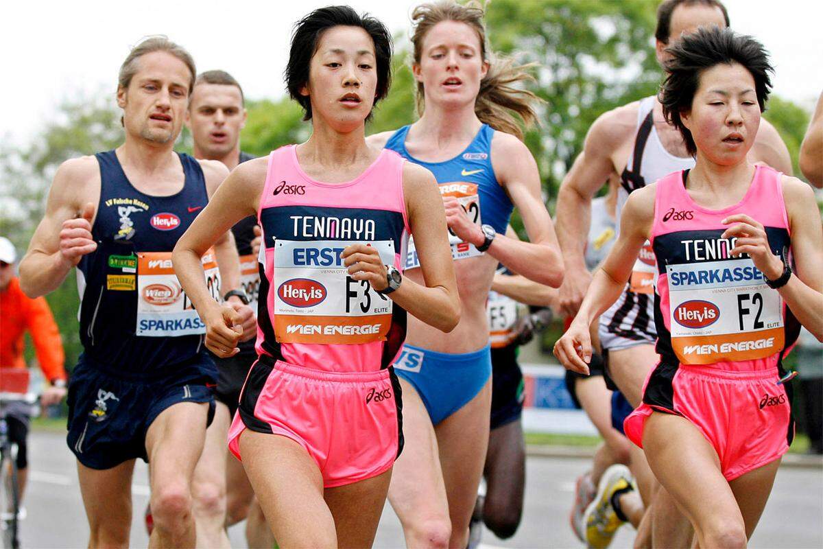 Das Jahr 2006 bringt bei den Damen einen japanischen Doppelsieg. Morimoto Tomo (links im Bild) siegt mit einer Zeit von 2:24:33 Stunden vor ihrer Landsfrau Yamasani Chieko (rechts), die 2:29:09 Stunden benötigt. Im Halbmarathon gewinnt Kate Allen, die österreichische Olympiasiegerin im Triathlon des Jahres 2004. Erst im Zielsprint kann sie sich gegen Andrea Mayr (in der Mitte im Bild), Europameisterin im Berglauf 2005, durchsetzen. Nur wenige Zentimeter entscheiden, beide Athletinnen werden mit einer Zeit von 1:14:24 Stunden gewertet.
