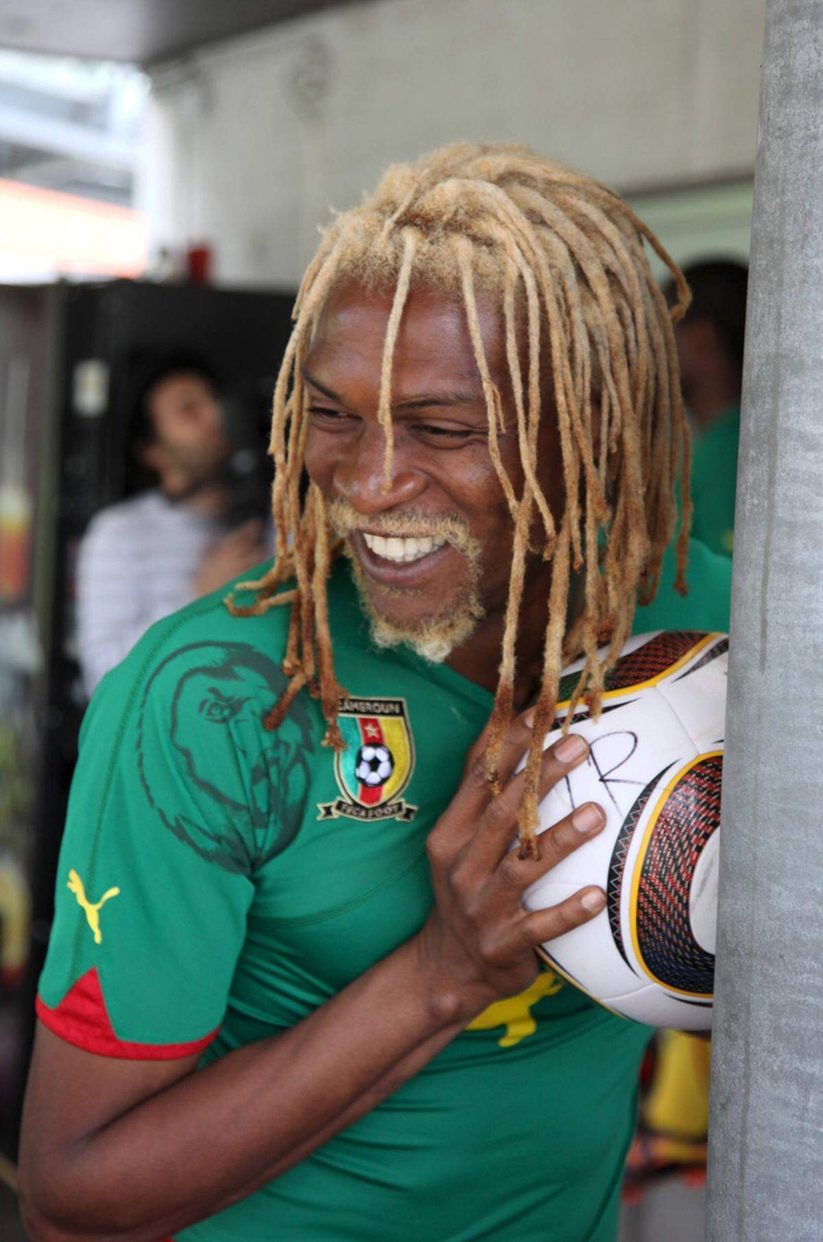 Dreadlocks und Bart färbte Rigobert Song 2010 blond ein.    