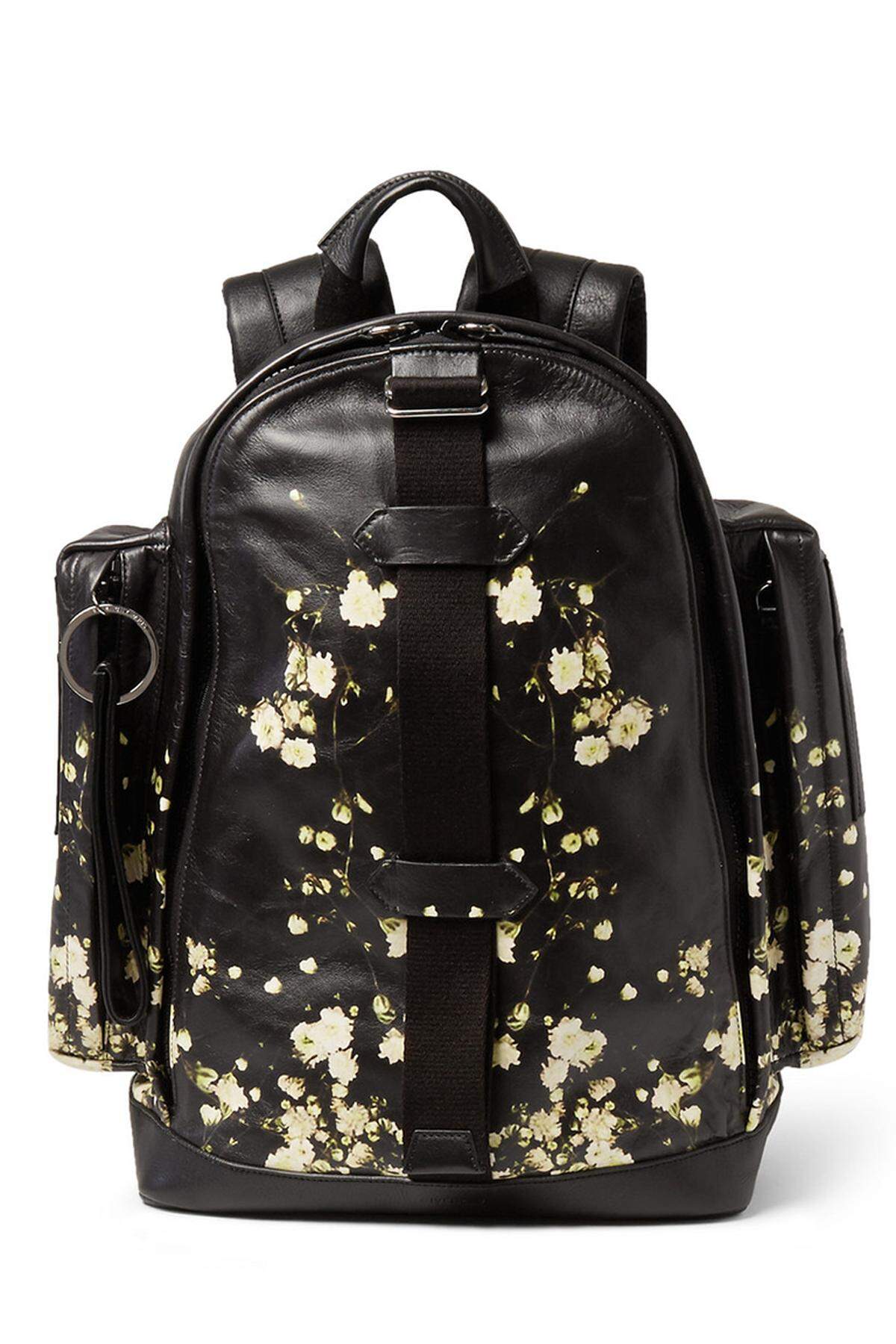 ... und der Rucksack von Givenchy komplettieren dieses Outfit.