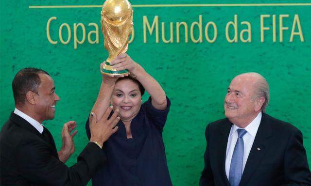 Brasiliens Präsidentin Rousseff mit FIF-Präsident Blatter (rechts) und dem ehemaligen Brasilien-Kicker Cafu.