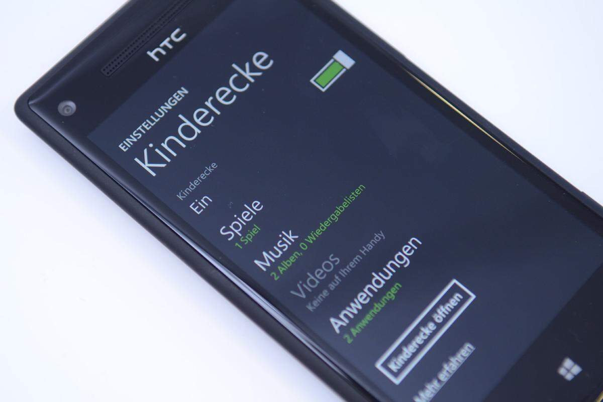 Ebenfalls neu in Windows Phone 8: Die Kinderecke. Aktiviert man sie, lässt sie sich über einen Fingerwischer nach links auf dem Sperrbildschirm aktivieren. Vorher lässt sich einstellen, welche Apps die Kinder sehen dürfen und auf welche Musikstücke sie Zugriff haben.