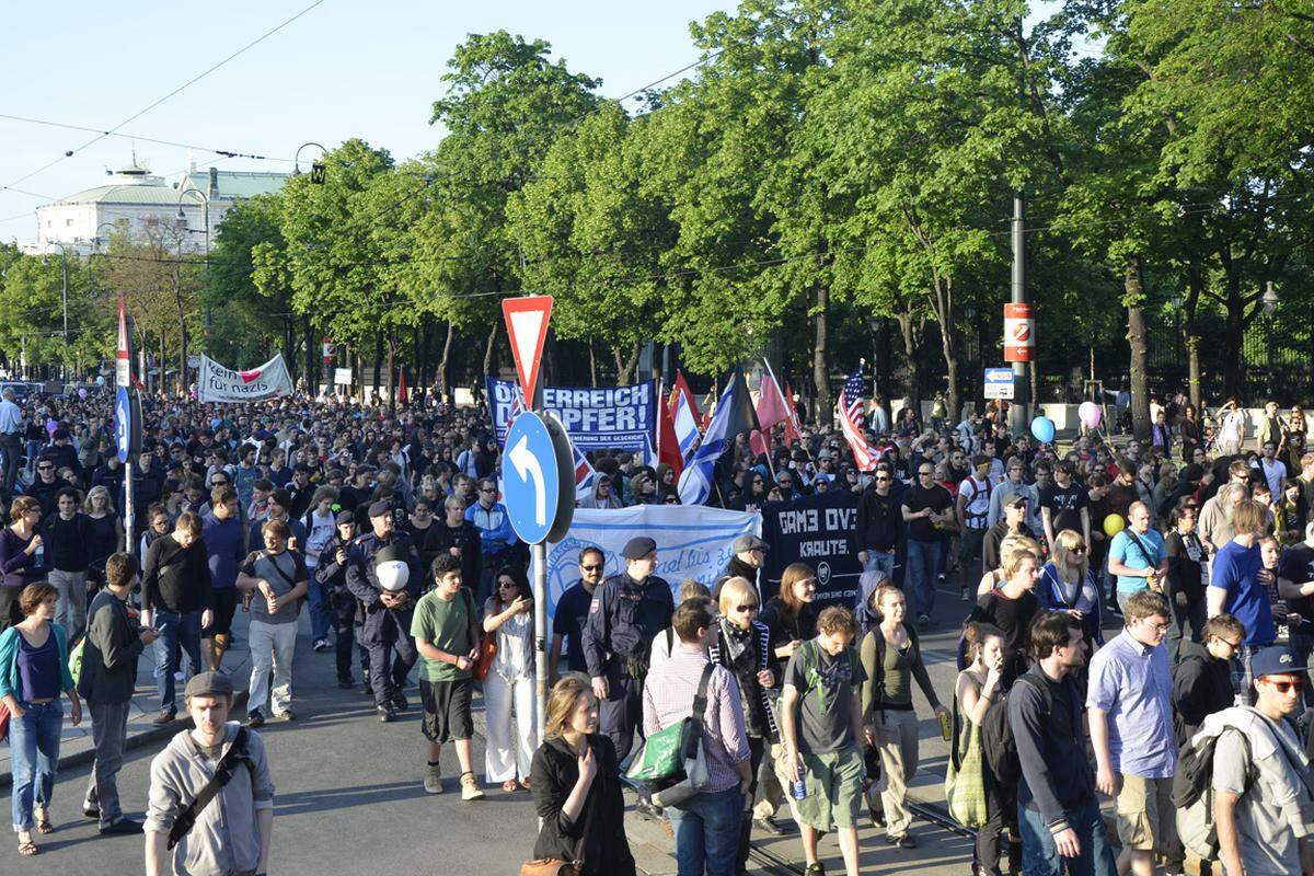 Gegen 19 Uhr begleiteten die Einsatzkräfte dann den Demonstrationszug der "Offensive gegen rechts".