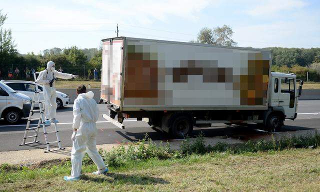 Archivbild: Ermittler untersuchen am 27. August 2015 den Kühllaster am Pannenstreifen der Ostautobahn