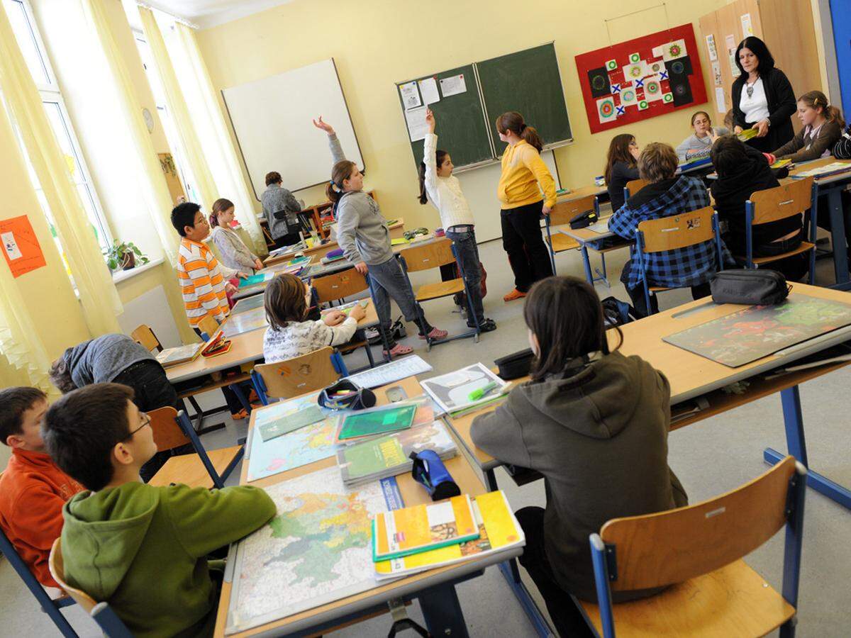Sowohl in der Volks- als auch in der Hauptschule sind die Klassen in Wien am größten. Die durchschnittliche Klassengröße in der Volksschule beträgt in der Bundeshauptstadt 22,6 Kinder (Österreichschnitt: 18,9), in der Hauptschule 23,3 (Österreichschnitt: 21,5). Grund sind vor allem die Kleinschulen in den anderen Bundesländern. Im AHS-Bereich, wo es keine Kleinschulen gibt, liegt die Klassengröße in Wien (25,9) im Österreichschnitt (26,1).