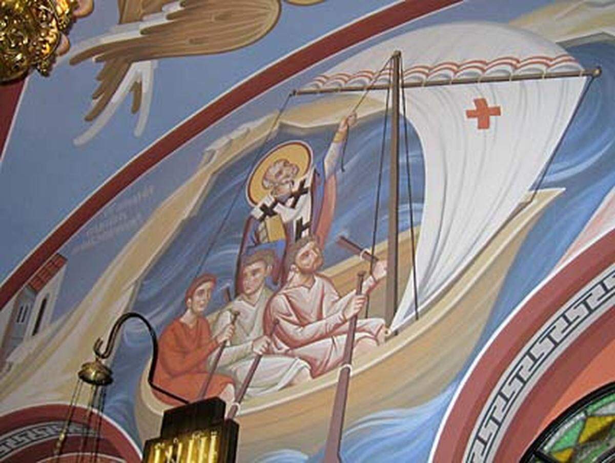 In Seitennischen sind Szenen aus der Vita des heiligen Nikolaus dargestellt. Der Stil der Gemälde orientiert sich an klassischen russischen Ikonen. Der Maler Archimandrit Zenon hat in den 1980er Jahren die Rennaissance dieser Malerei eingeleitet und in Wien realisiert.