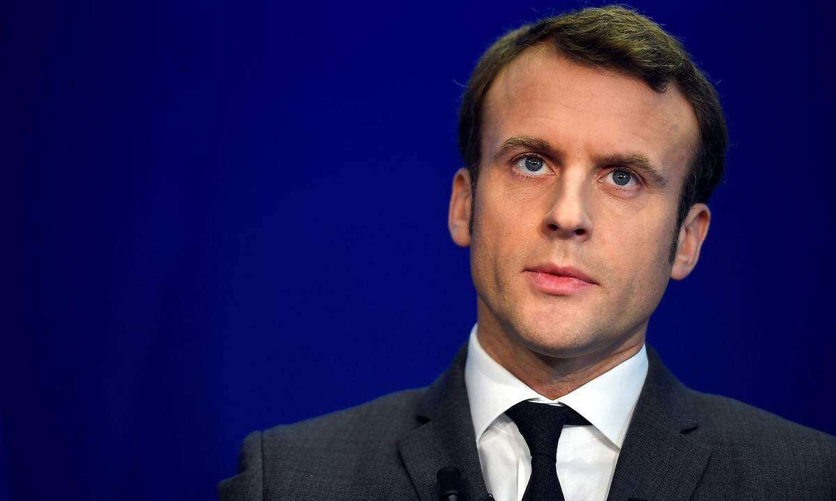 Er ist der am stärksten europäisch orientierte Kandidat in diesem Wahlkampf: Emmanuel Macron, der keiner Partei angehört, glaubt, die aktuellen Probleme nur gemeinsam in der EU lösen zu können. Das betrifft die Flüchtlingswelle ebenso wie die Sicherheitspolitik. Er lobte die deutsche Flüchtlingspolitik und tritt für eine gemeinsame Asylpolitik ein. Die deutsch-französische Zusammenarbeit möchte er wieder verbessern. „Wir brauchen einander, und Europa braucht uns zusammen.“ Die EU will Macron reformieren, dabei will er auch vor einem neuen Unionsvertrag nicht zurückschrecken. Für einen starken Euro müsse auch Paris seine Haushaltsführung verbessern.