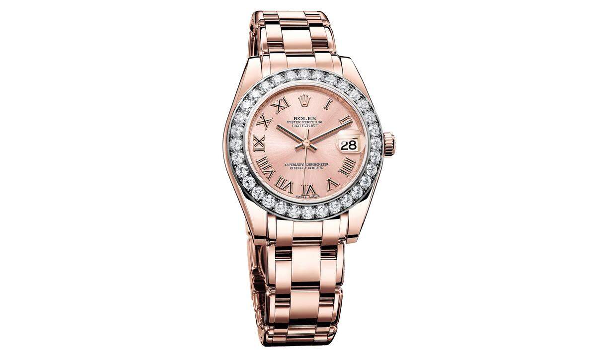 Das 39 mm große Gehäuse und das Uhrband bestehen aus dem Rolex-eigenen Everose-Gold. Die Lünette zieren 39 Diamanten im Brillantschliff; Motor ist ein COSC-zertifiziertes Automatikkaliber.