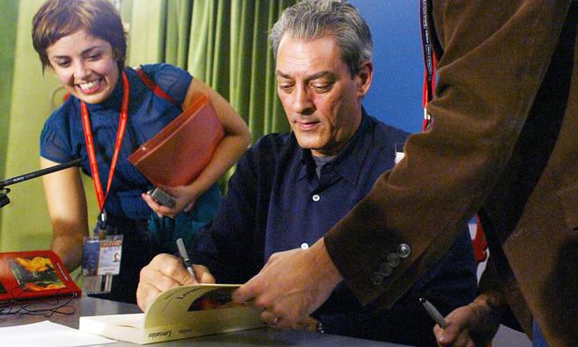 Der US-amerikanische Schriftsteller Paul Auster 2006 in der spanischen Stadt Oviedo. Auster hat eine riesige Fangemeinde. Unmittelbar nach seinem Tod am 30. April wurden soziale Medien überschwemmt mit Fotos und Beileidserklärungen.  