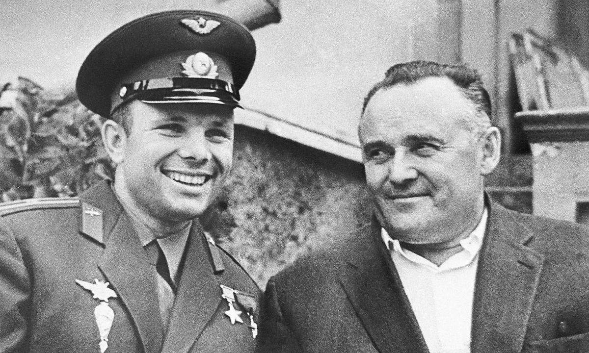 Das "Master Mind" hinter der sowjetischen Raumfahrt dieser Tage war Sergei Koroljow (rechts im Bild), dessen Identität im Westen erst nach seinem Tod 1966 bekannt wurde. Er entwickelte die ursprünglich als Interkontinentalrakete konzipierte Trägerrakete R-7, die auch den ersten Satelliten ins All beförderte.