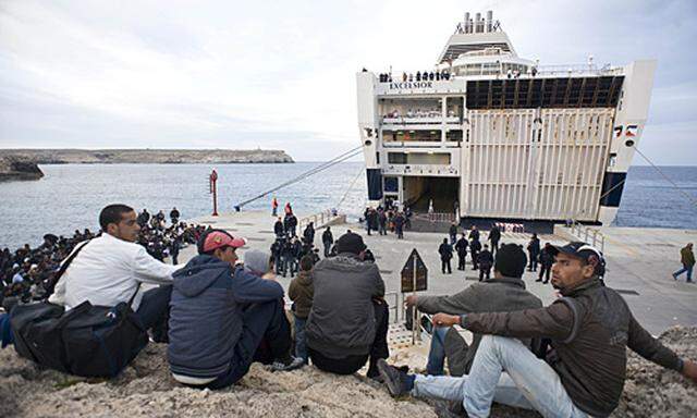 Tausende Migranten verlassen Lampedusa