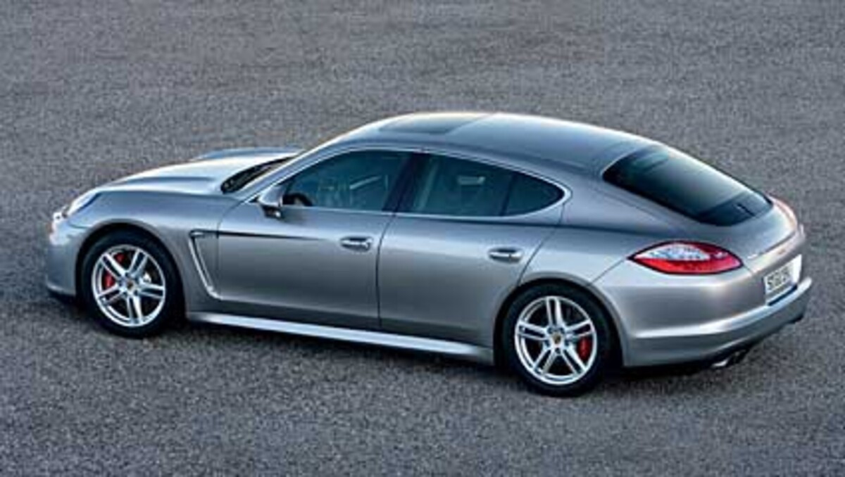 Zwei 4,8-Liter-V8-Motoren sind die ersten Varianten des Panamera. Der Sauger (ab 115.650 Euro) mit 400 PS fühlt sich in der oberen Hälfte der Drehzahlen am wohlsten, hier verfährt er mit dem stattlichen Auto nach Porsche-Art.