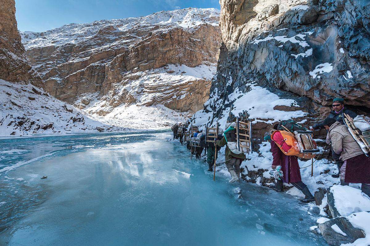 Der Chadar Trek führt über den 105 Kilometer langen, fast vollständig gefrorenen Zanskar-Fluss im hohen Norden Indiens. Für diese Wanderung muss man länger im Voraus planen: Der Fluss kann nur im Jänner und Februar geführt begangen werden.