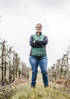 Die Landwirtin Birgit Locher zwischen 
ihren Obstbäumen in Oberteuringen.