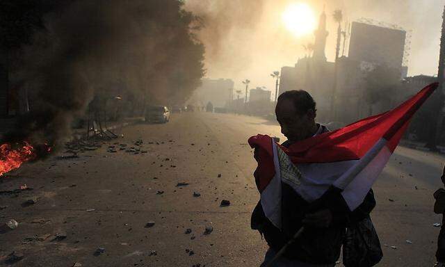 Ein Regierungsgegner in der von Demonstrationen und Gewalt geprägten ägyptischen Hauptstadt Kairo.