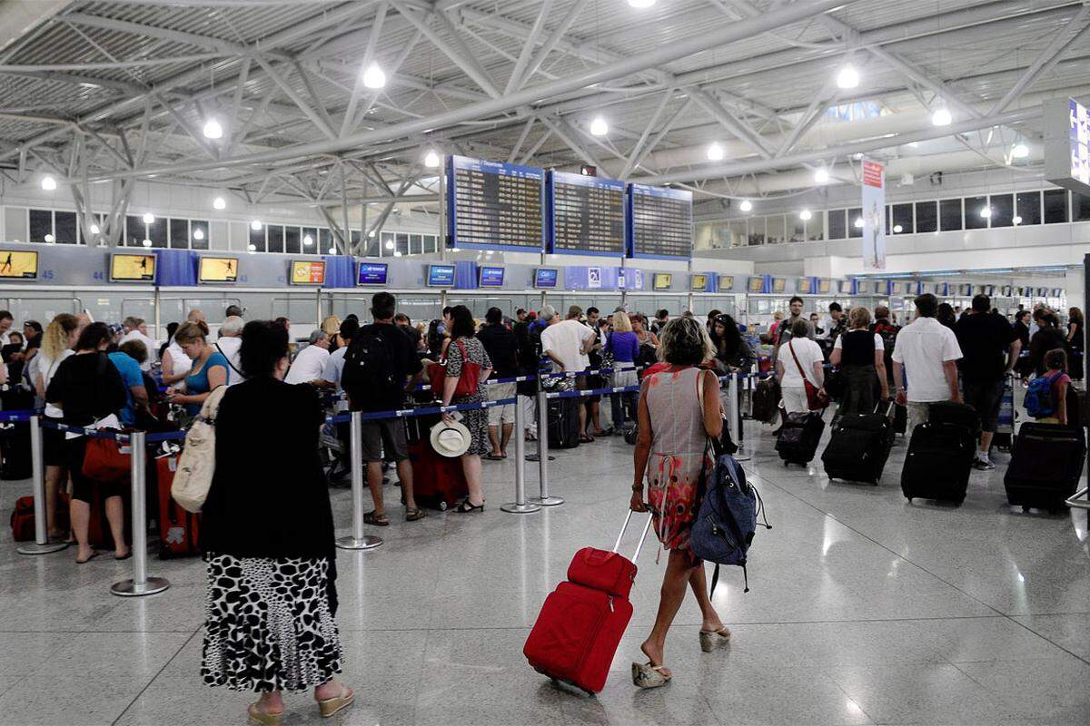 Der Athener Flughafen gehört zu 55 Prozent dem Staat und zu 40 Prozent dem deutschen Baukonzern Hochtief, der den Flughafen auch betreibt. Die Regierung will die Lizenz für Hochtief verlängern - und erwägt einen Börsengang.  Ein Verkauf des geschlossenen alten Flughafens Hellenikon könnte nach Schätzung der EU-Kommission fünf Milliarden Euro bringen.