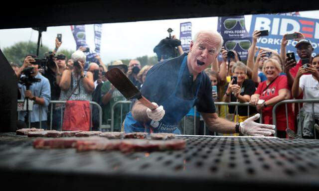 Joe Biden, hier beim Barbecue in Iowa, könnte in Teufels Küche geraten.