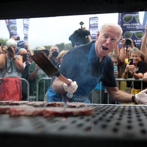 Joe Biden, hier beim Barbecue in Iowa, könnte in Teufels Küche geraten.