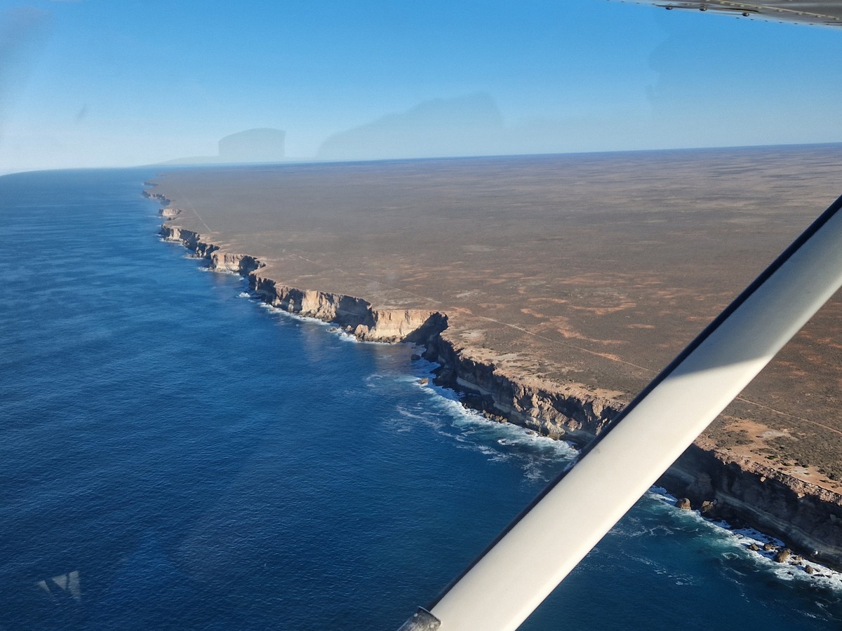 Ein kleiner Teil der Großen Australischen Bucht. Die Klippen ziehen sich über Hunderte Kilometer, dahinter Outback-Wüste.