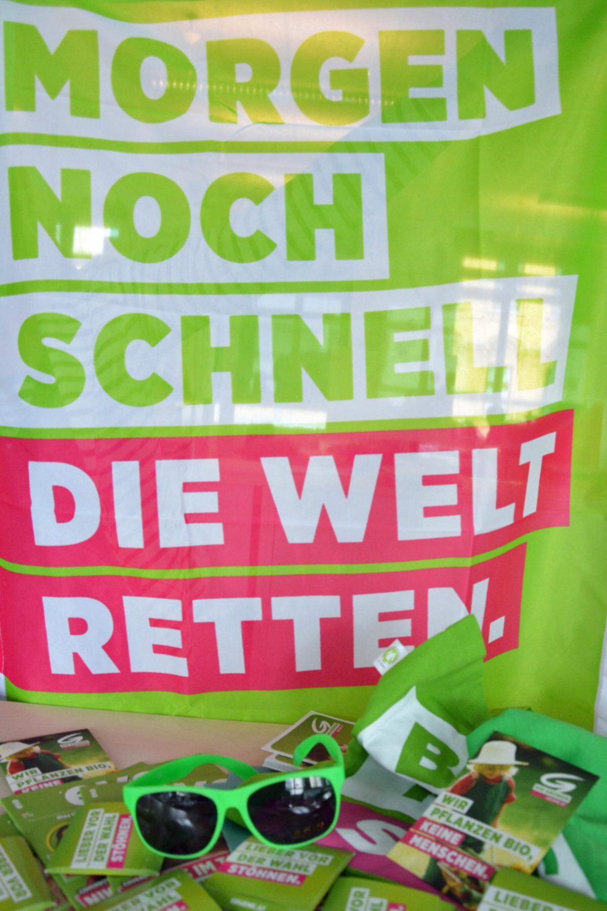 "Morgen noch schnell die Welt retten", heißt es auf einer Fahne der Grünen. Um das Superhelden-Outfit zu komplettieren gibt es noch ein T-Shirt sowie eine grüne Sonnenbrille. Die übrigen Goodies - Sonnenblumensamen, Streichhölzer und Flyer - kann man in einem "Bio macht schöner"-Sackerl nach Hause tragen. Doppeldeutiges ist ebenfalls zu haben: Via Minz-Kondom wird appeliert: "Lieber vor der Wahl stöhnen."