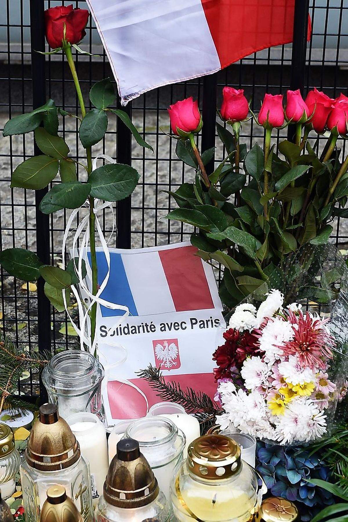 Auch in der polnischen Hauptstadt Warschau war es die französische Vertretung, die zum Ort von Gesten der Trauer und des Mitgefühls wurde.