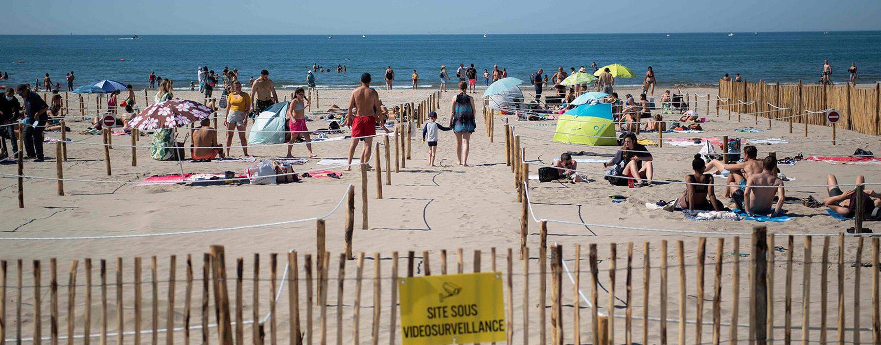 Sonnenbaden in Zeiten der Pandemie: Die französische Gemeinde La Grande Motte hat den Strand in „Abteilungen“ unterteilt, damit die Badegäste den gebührenden Abstand einhalten können. 