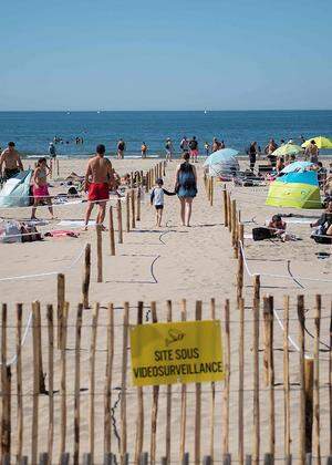 Sonnenbaden in Zeiten der Pandemie: Die französische Gemeinde La Grande Motte hat den Strand in „Abteilungen“ unterteilt, damit die Badegäste den gebührenden Abstand einhalten können. 