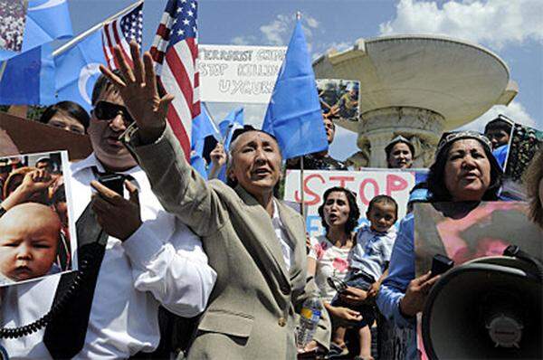 Die Vorsitzende des Uigurischen Weltkongresses, Rebiya Kadeer (Mitte), bei einer Kundgebung in Washington. Sie verurteile die "übertriebene Gewalt gegen Demonstranten" genauso wie die Übergriffe der Uiguren bei einer zunächst friedlichen Demonstration gegen den Tod zweier uigurischer Fabrikarbeiter am Wochenende, sagte Kadeer.