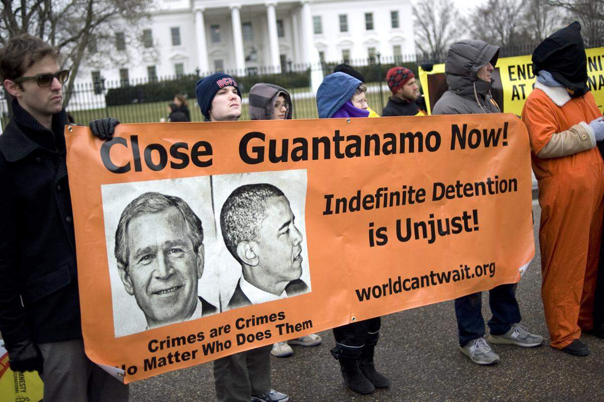 Daneben ließen Obama auch seine demokratischen Parteifreunde im Stich, weil sie die ablehnende Haltung in der Bevölkerung fürchteten. Schließlich verbot das Parlament im Dezember 2011 zum wiederholten Mal die Verwendung von Budgetgeldern für die Schließung von Guantanamo und den Bau von Ersatzgefängnissen in den USA.