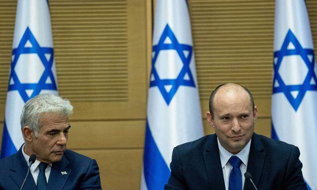  Israels Premier Naftali Bennett (r.) und Außenminister Yair Lapid feuerten am Sonntag massiv gegen den Iran und dessen neuen Präsidenten, Ebrahim Raisi.