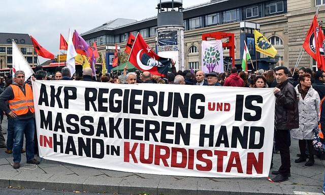 Ein Transparanet auf einer Demonstration in Mannheim nach den Anschlägen in Ankara.