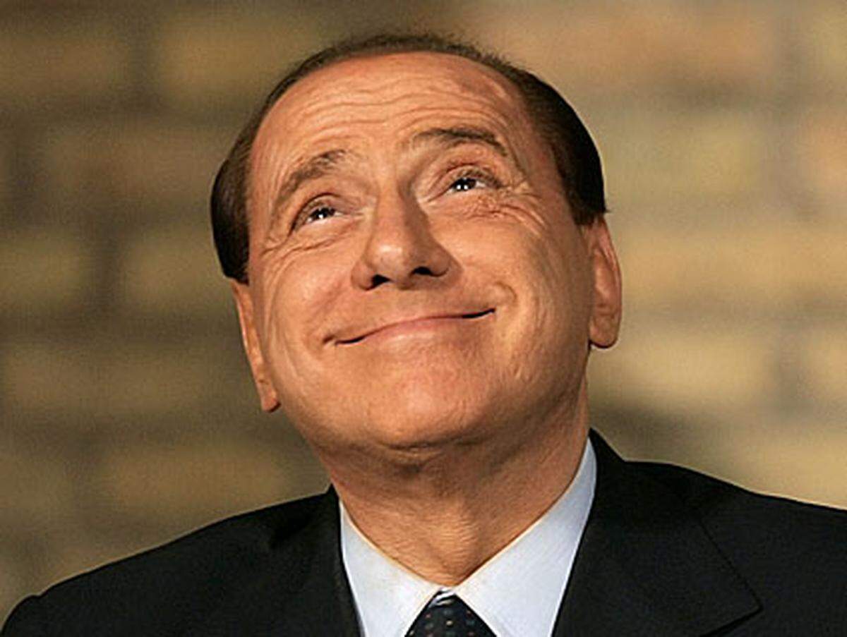 Nach einer Serie von Vergewaltigungen in Rom forderte Berlusconi den Einsatz des Militärs zum Schutz der Frauen. An sich ja eine lobenswerte Idee. Jedoch nicht, wenn sie mit den Worten "Wir müssten so viele Soldaten haben, wie es in Italien schöne Frauen gibt. Ich glaube, wir werden es nie schaffen" transportiert wird.