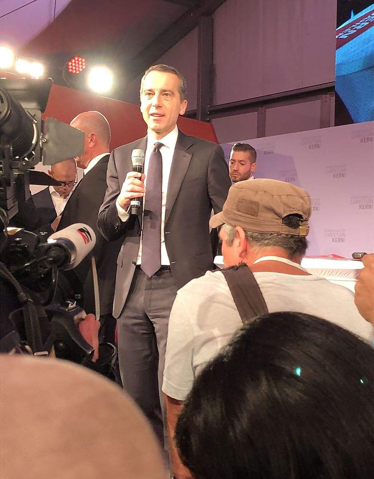 Kern ringt mit den Tränen, als er unter lautem Jubel eine Ansprache hält. Er verspricht eine absolute Mehrheit in fünf Jahren - dann werde man für die Wahlparty das Praterstadion brauchen, meint er. Gleichzeitig geht er auf das Wahlergebnis der aktuellen Nationalratswahl ein, das "natürlich nicht erfreulich" sei.