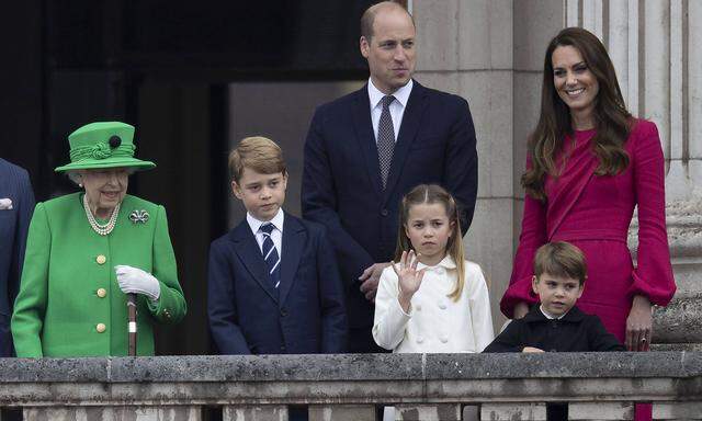 Queen Elizabeth II. am Balkon des Buckinhampalastes mit der Familie ihres Enkels William.