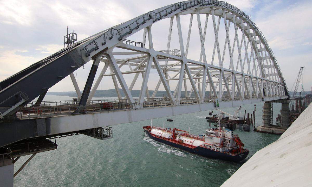 Die Brücke wird im Volksmund bereits als "Putin-Brücke" bezeichnet. Russland hatte sich die Krim nach einem umstrittenen Referendum im März 2014 einverleibt. 