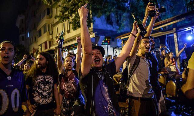 Regierungsgegner demonstrierten in Istanbul nach dem Angriff auf Radiohead-Fans, die Demonstration wurde von der Polizei gewaltsam aufgelöst.