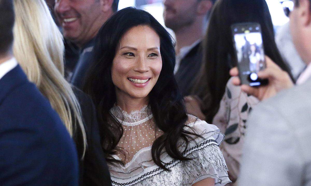 "3 Engel für Charlie"-Star Lucy Liu kennt man eigentlich mit langen schwarzen Haaren. Zu den Obie Awards erschien die 49-jährige allerdings mit ungewohnter Haarfarbe.