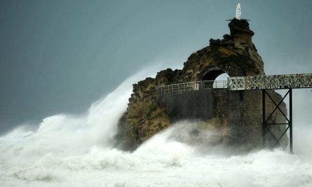 Wellen schlagen gegen einen Felsen in Biarritz im Südwesten Frankreichs.