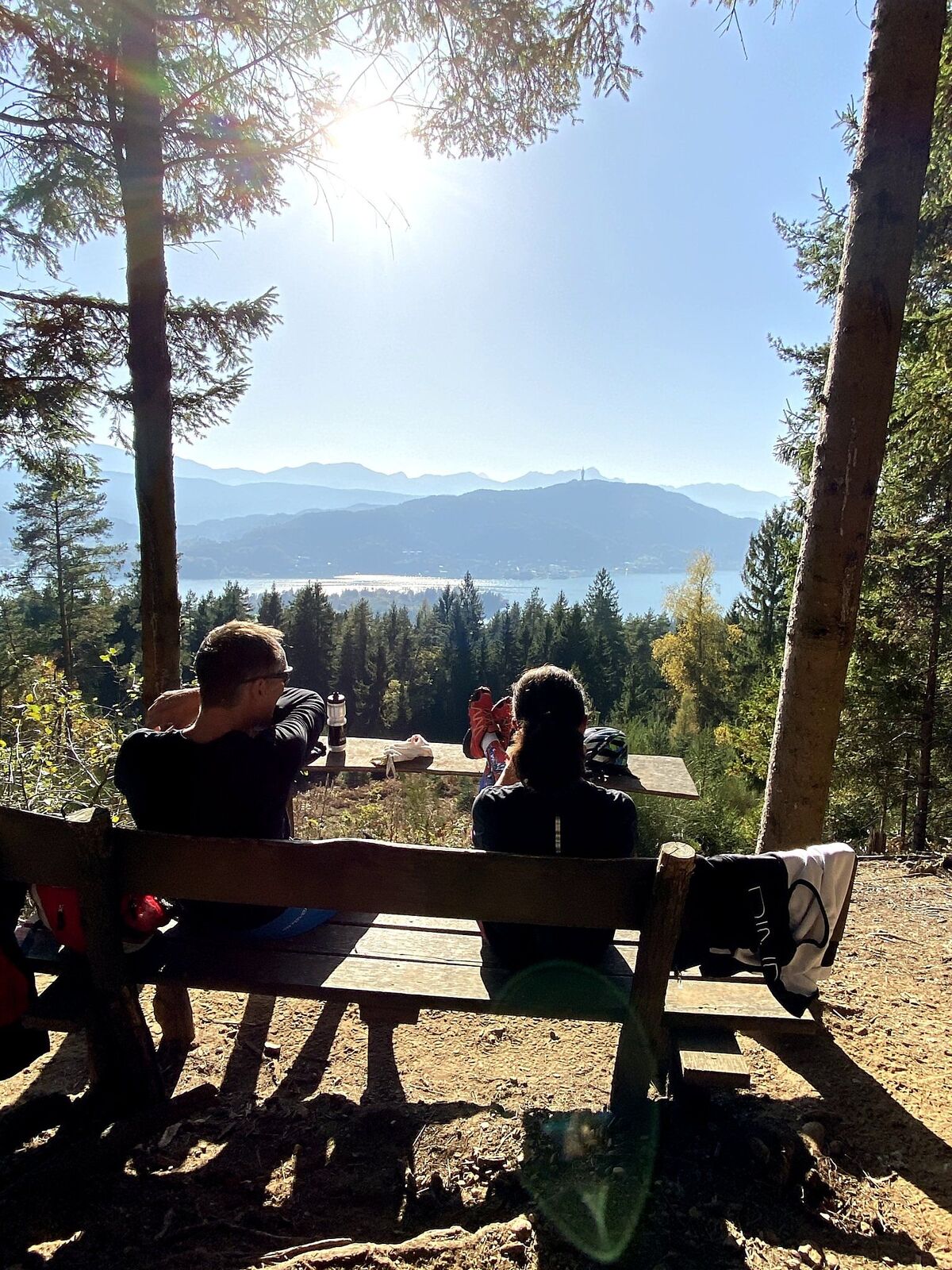 Rasten und hoch übers Wasser Richtung Karawanken schauen: Hier ein Platzerl am Pirkerkogel zwischen Pörtschach und Krumpendorf.