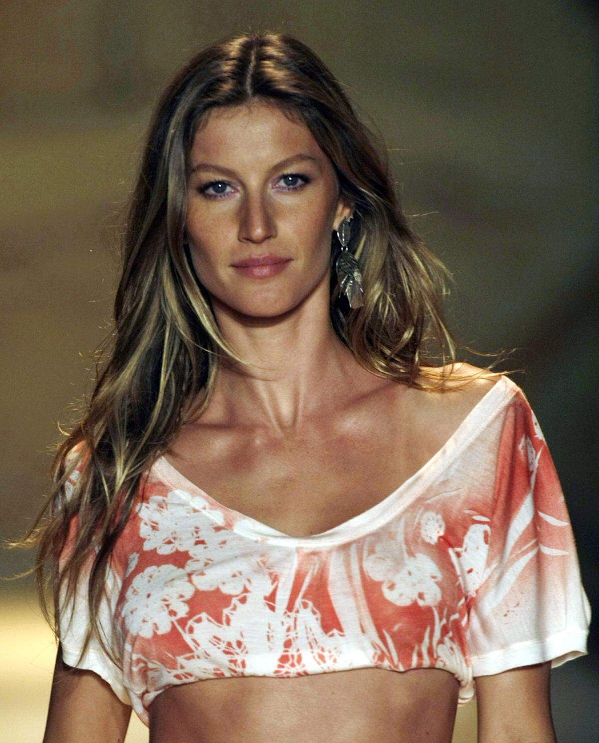 Gisele Bündchen ist längst zur Marke geworden. Eine Marke, die sich gut verkauft. So hat das Unternehmen Pantene seinen Umsatz durch das Topmodel um 40 Prozent in Brasilien steigern können. Damit ist der "Gisele-Index" erfolgreicher als der Dow Jones. Mit ihren Tätigkeiten als Flip-Flop-Designerin von Ipanema und anderen Werbeverträgen konnte sie ganze 45 Millionen Dollar verdienen.