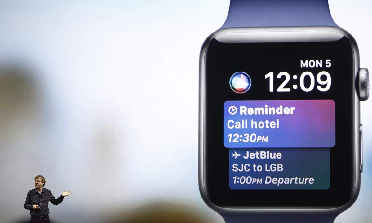 Im Herbst wird die vierte Software-Version der Apple Watch vorgestellt. Mit den bereits veröffentlichten Änderungen hat sich die Uhr zu einem nützlichen, wenn auch wenig ausdauernden Begleiter entwickelt. Neben neuen Ziffernblättern werden die Fitness-Funktionen erweitert. Für all jene, die beginnen wollen für einen Triathlon zu trainieren, könnte die Apple Watch jetzt zum idealen Fitness-Tracker werden. Für all jene, die die drei Sportarten ernsthaft betreiben, werden nach wie vor auch mit speziellen Trackern besser bedient sein. Fitnessstudio-Fans können künftig ihre Daten von den modernen Geräten mit der Uhr synchronisieren. Es bleibt abzuwarten ob Apple im Herbst auch neue Modelle vorstellen wird - es ist aber sehr wahrscheinlich.