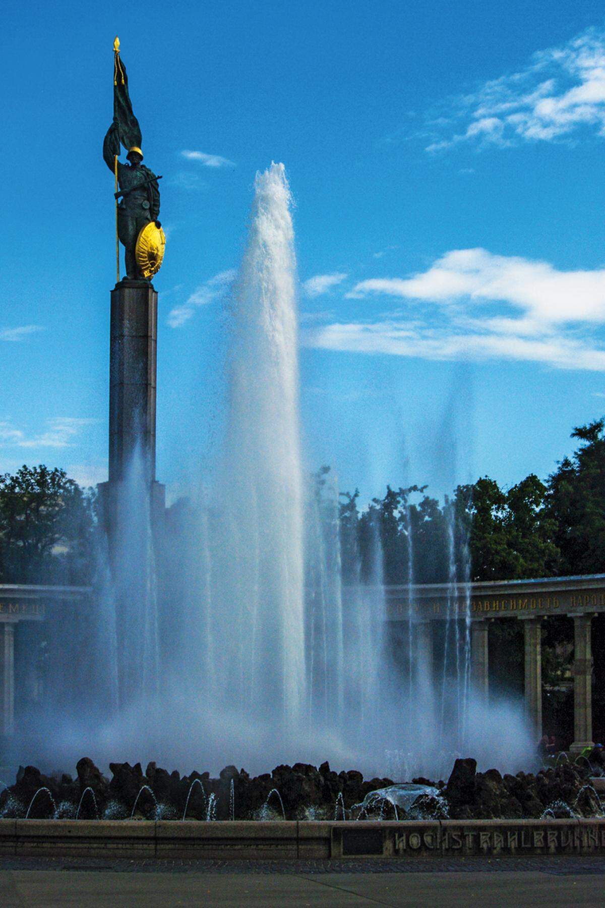 Grausame Morde gab es in Wien immer wieder. Zu jenen, die die Bevölkerung besonders bewegt haben, zählt der brutale Mord an einer 21-jährigen Modeschülerin hinter dem Russendenkmal auf dem Schwarzenbergplatz im Jahr 1958. Zwar gab es einen Verdächtigen, geklärt wurde der Fall aber nie. Schon vor dem Mord galt der Schwarzenbergplatz (vor seinem Umbau 2004) vielen als Schreckensort. War er doch unübersichtlich und verwahrlost, im Gebüsch fanden Drogensüchtige und Obdachlose Unterschlupf.