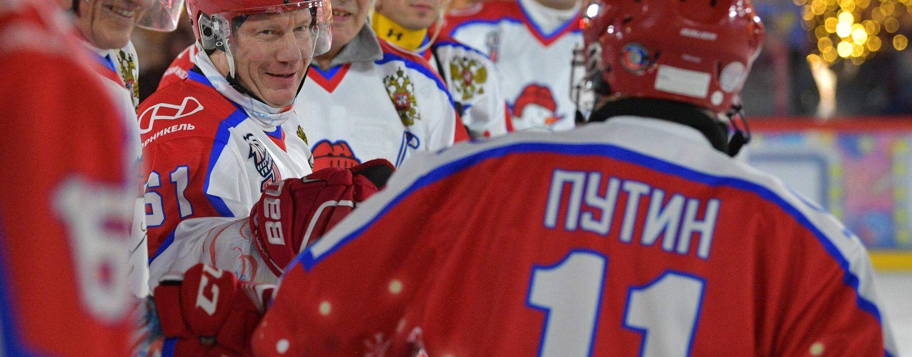 Wladimir Potanin - zweiter von links bei einem Eishockey-Match mit Putin.