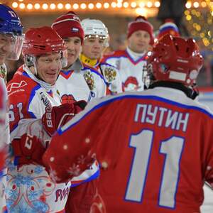 Wladimir Potanin - zweiter von links bei einem Eishockey-Match mit Putin.