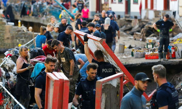 Viele Freiwillige helfen in Deutschland dabei, das Chaos zu beseitigen. 